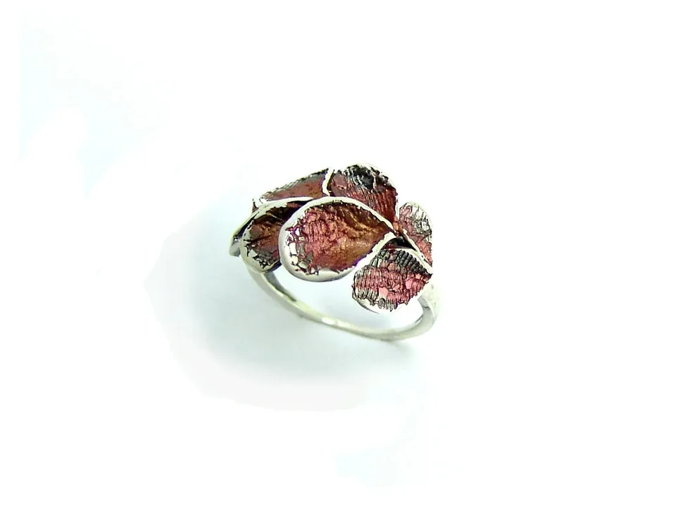 [0113276-10] Anillo Pétalos burdeos